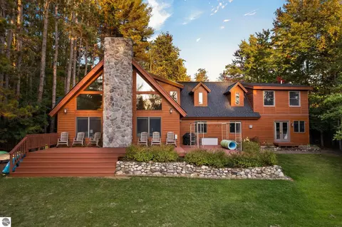 116 S Bridge Ln, Bellaire, MI 49615