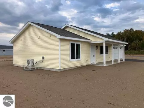2532 Mockingbird Dr, Traverse City, MI 49685