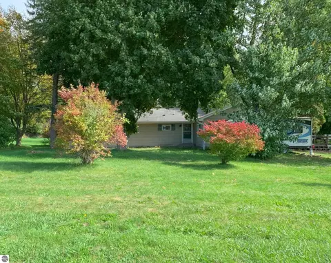 11287 Cherry Ave, Rapid City, MI 49676