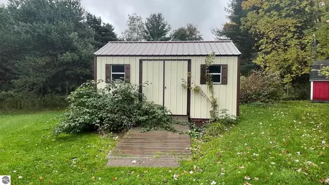 203 Laura June Dr, Leroy, MI 49655 photo 7