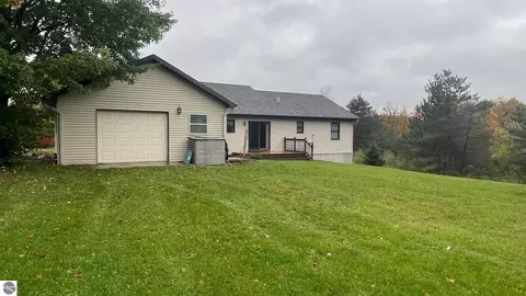 203 Laura June Dr, Leroy, MI 49655 photo 3