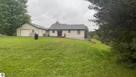 203 Laura June Dr, Leroy, MI 49655 photo 5