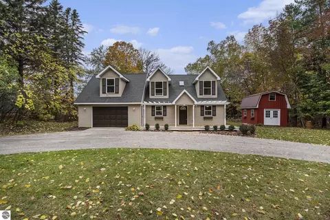 8275 Shrigley Rd, Charlevoix, MI 49720