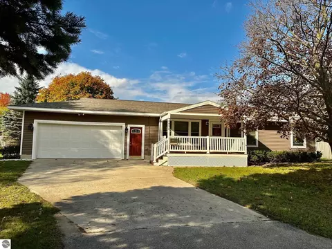 2820 Victoria Ct, Traverse City, MI 49684