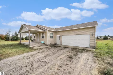 8361 King Arthurs Ct, Kingsley, MI 49649