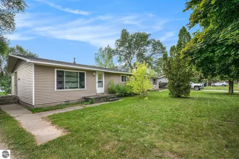 28832885 Princeton Dr, Traverse City, MI 49684