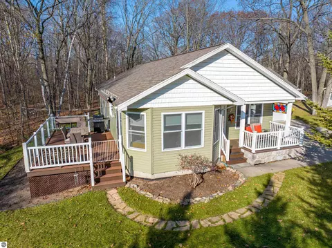 1192 Queensway Dr, Lake Isabella, MI 48893