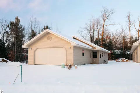 9846 Deer Track Ct #20, Interlochen, MI 49643
