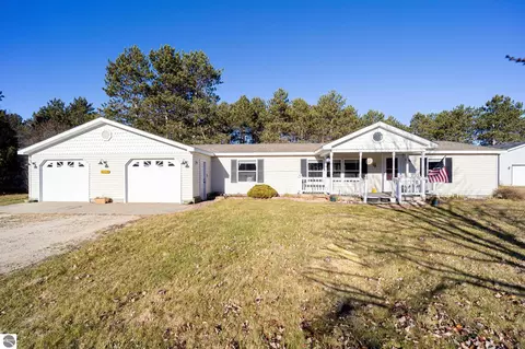 1174 Shadow Ln, Gaylord, MI 49735