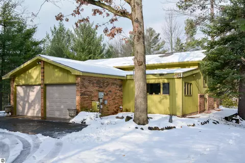 2872 Holiday Pines Rd, Traverse City, MI 49686