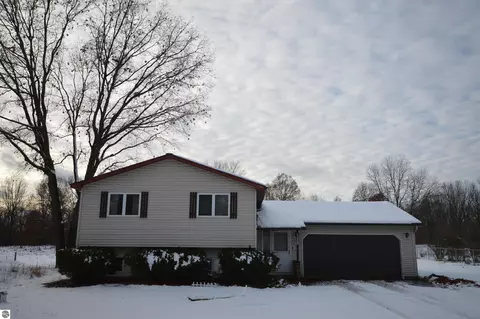 2285 W Carriage Hill Dr, Traverse City, MI 49686