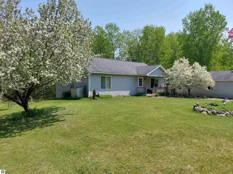 1344 Sawmill Ln, Charlevoix, MI 49720