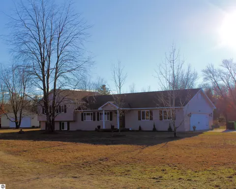11158 Nichols Rd, Interlochen, MI 49643