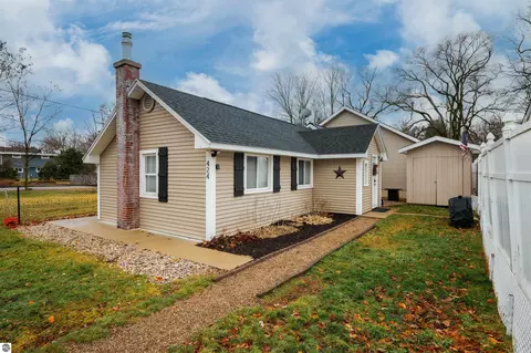 424 W Sixteenth St #1, Traverse City, MI 49684