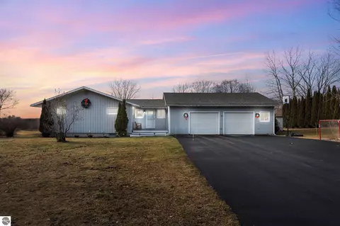 4731 Cedar Knoll Dr, Traverse City, MI 49685