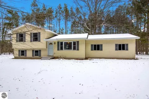 4957 W Red Oaks Dr, Traverse City, MI 49685