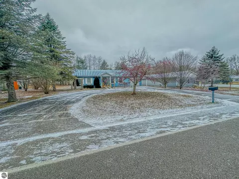 209 Collingwood Blvd, Houghton Lake, MI 48629