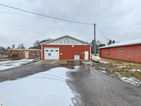 122 E Mesick Ave, Mesick, MI 49668 photo 2