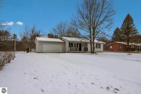 1736 Green Lawn Dr, Grawn, MI 49637
