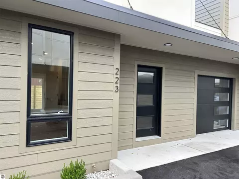 223 E Twelfth St, Traverse City, MI 49684