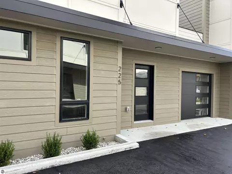 225 E Twelfth St, Traverse City, MI 49684