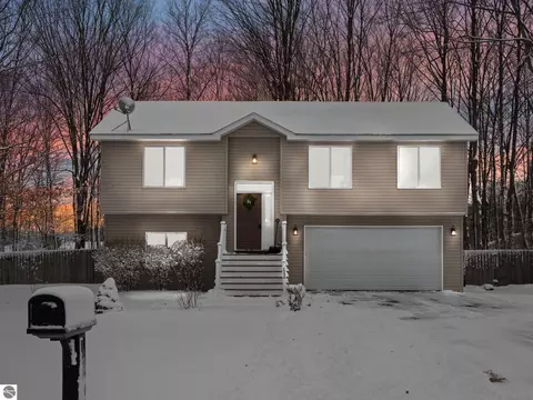 2334 Grouse Dr, Traverse City, MI 49685