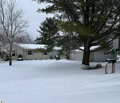 659 W Maple Rd, Farwell, MI 48622