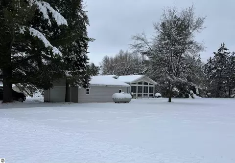 659 W Maple Rd, Farwell, MI 48622 photo 3