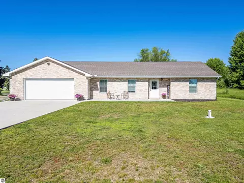1003 Sandtrap Dr, Lake Isabella, MI 48893