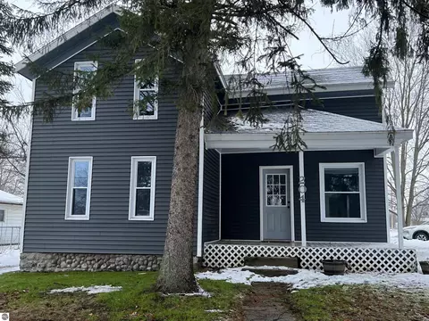 204 N Chippewa St, Shepherd, MI 48883