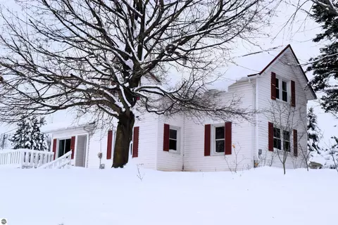 6854 S Mission Rd, Mount Pleasant, MI 48858