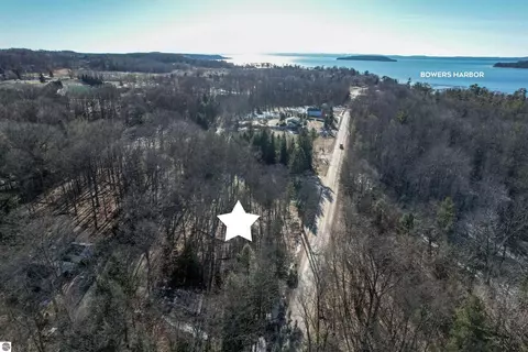 14414 Peninsula Dr, Traverse City, MI 49686