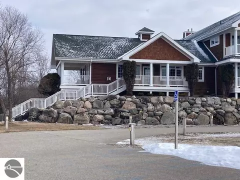 2610 Hawks Eye Dr, Bellaire, MI 49615