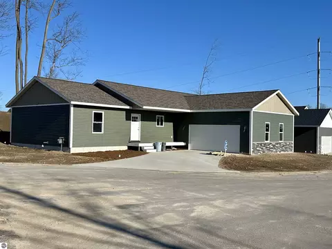 1420 Umber Dr, Traverse City, MI 49696
