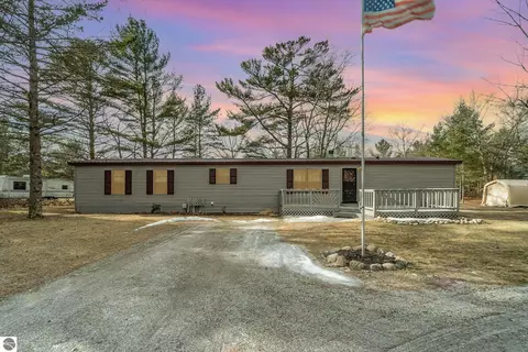 1323 N Huron St, East Tawas, MI 48730