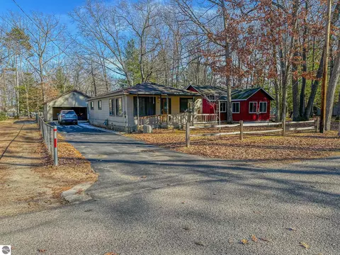 142 Devonshire Dr, Prudenville, MI 48651