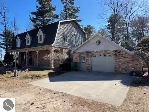 1033 5th St, Tawas City, MI 48763