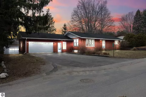 129 W 5th St, Northport, MI 49670