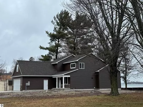 10558 W Shore Dr, Houghton Lake, MI 48629