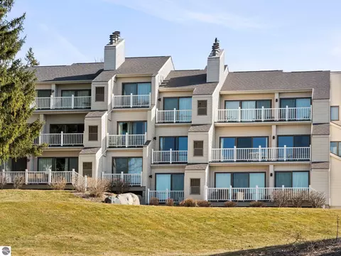 5175 Valleyway Dr #42, Williamsburg, MI 49690