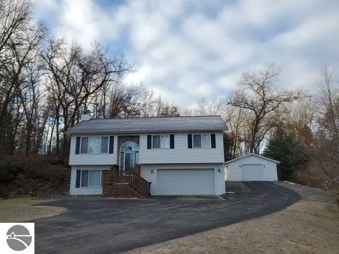 2734 W Caribou Trl, West Branch, MI 48661