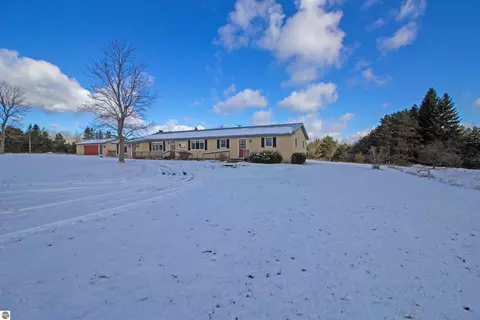 5824 W Phelps Rd, Lake City, MI 49651