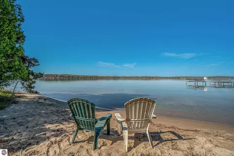 000 Amarelle Ln, Beulah, MI 49617
