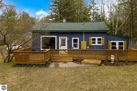 6485 Lakeshore Rd, Manistee, MI 49660