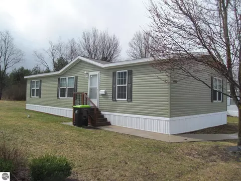 449 Fairway Dr, Cadillac, MI 49601