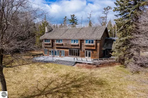 12150 N Seven Pines Rd, Northport, MI 49670