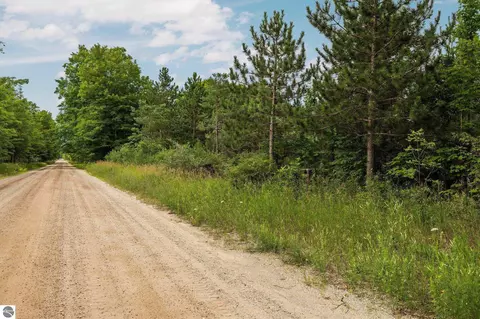 150 Weldon Rd, Beulah, MI 49617 photo 2