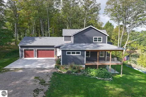 10498 Easling Dr, Suttons Bay, MI 49682