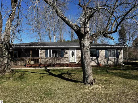 490 N Superior St, Farwell, MI 48622
