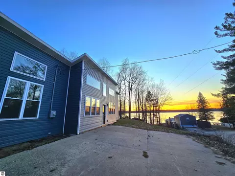 14233 Lake St, Leroy, MI 49655